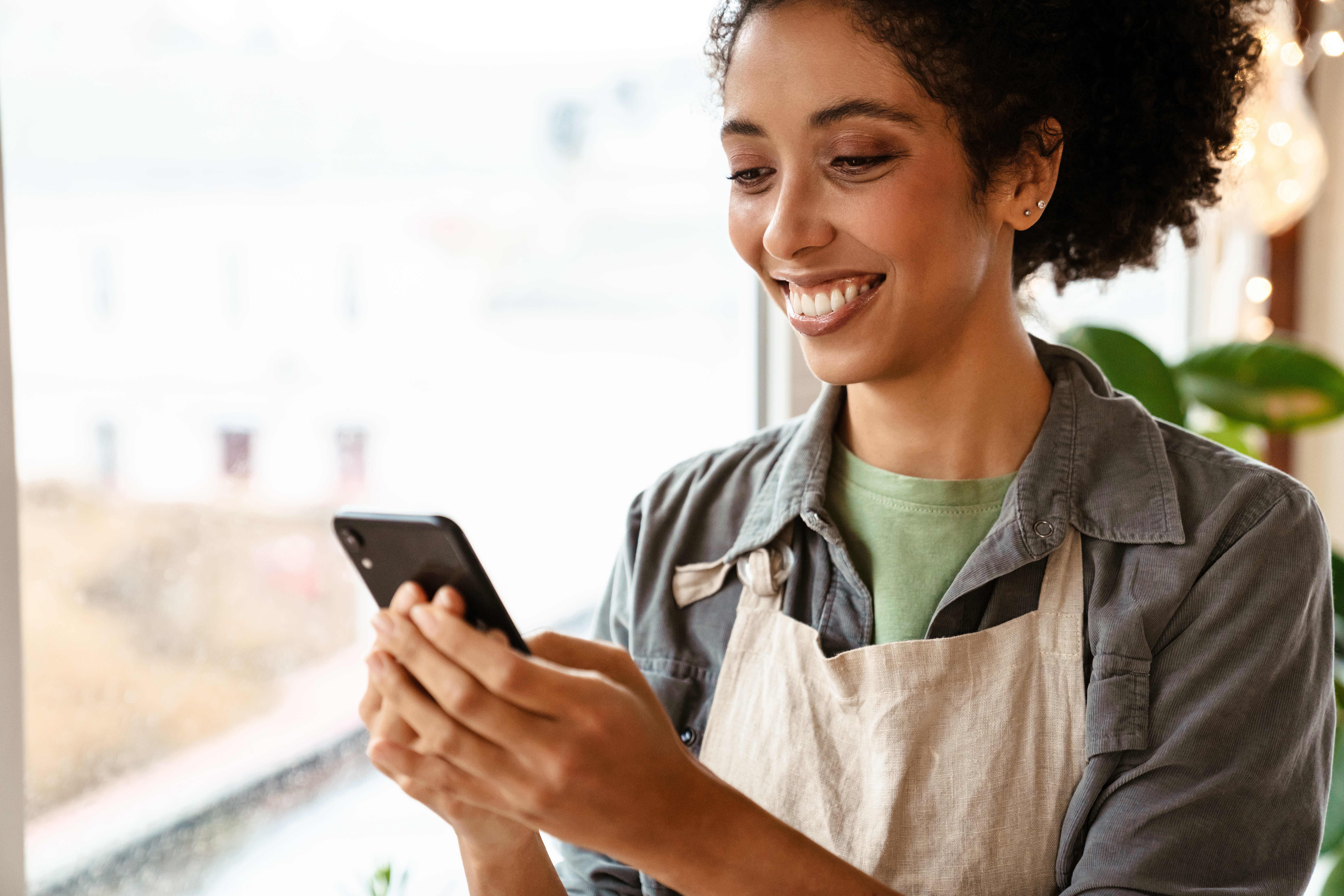 Happy customer recieving notifications regarding her delivery thanks to routing software automation